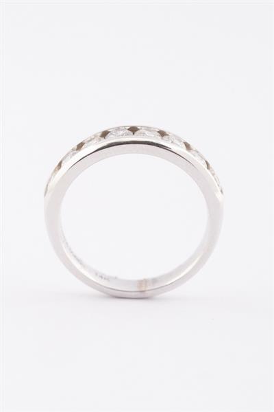 Grote foto wit gouden rij ring met 8 briljanten. totaal ca. 1.00 ct. kleding dames sieraden