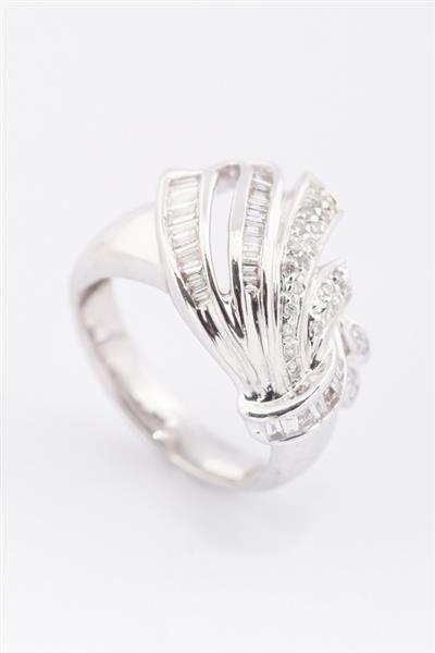 Grote foto wit gouden ring met baguette geslepen diamanten en rond geslepen briljanten kleding dames sieraden