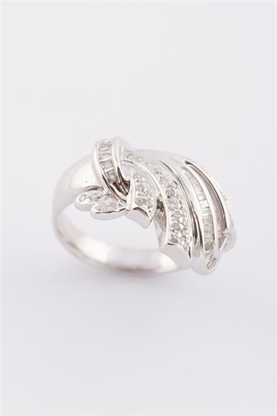 Grote foto wit gouden ring met baguette geslepen diamanten en rond geslepen briljanten kleding dames sieraden