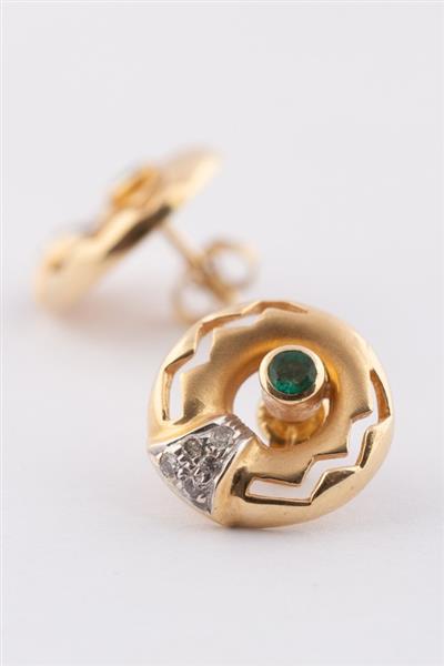 Grote foto gouden oorknoppen met smaragd en diamanten kleding dames sieraden