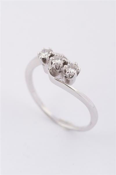 Grote foto wit gouden slag ring met 3 briljanten. ca. 0.30 ct. kleding dames sieraden