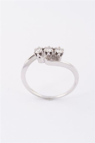 Grote foto wit gouden slag ring met 3 briljanten. ca. 0.30 ct. kleding dames sieraden