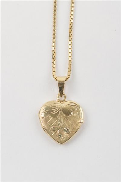 Grote foto gouden hart medaillon aan gouden collier kleding dames sieraden