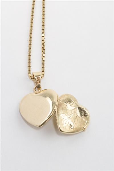 Grote foto gouden hart medaillon aan gouden collier kleding dames sieraden