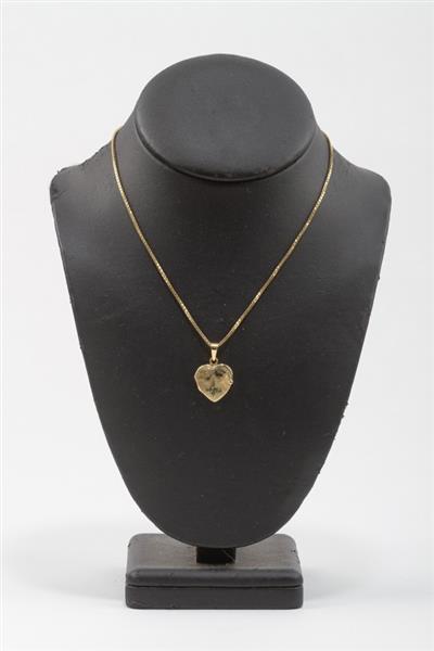 Grote foto gouden hart medaillon aan gouden collier kleding dames sieraden