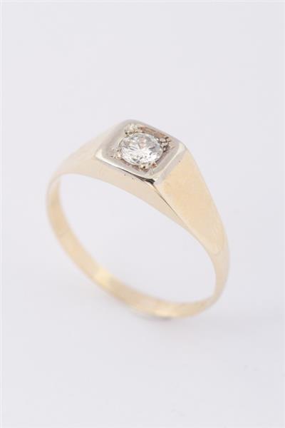 Grote foto gouden heren solitair ring met een briljant van ca. 0.25 ct. kleding dames sieraden