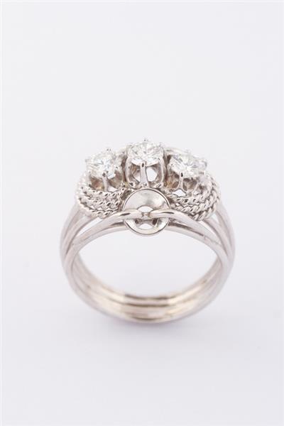 Grote foto wit gouden ring met 3 briljanten. totaal ca. 0.66 ct. kleding dames sieraden