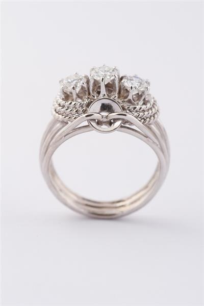 Grote foto wit gouden ring met 3 briljanten. totaal ca. 0.66 ct. kleding dames sieraden