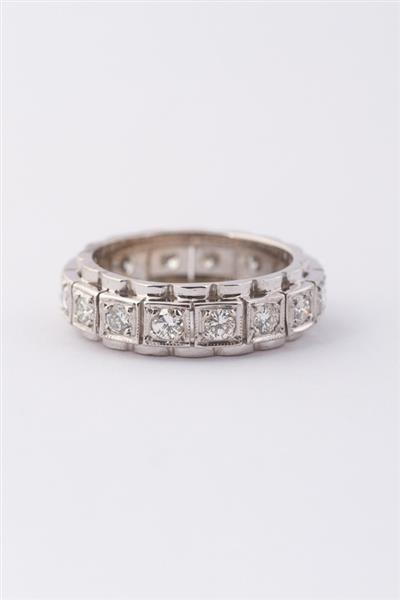 Grote foto wit gouden alliance ring met 16 briljanten. totaal ca. 0.80 ct. kleding dames sieraden