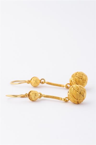 Grote foto gouden oorhangers met fijn draadwerk kleding dames sieraden