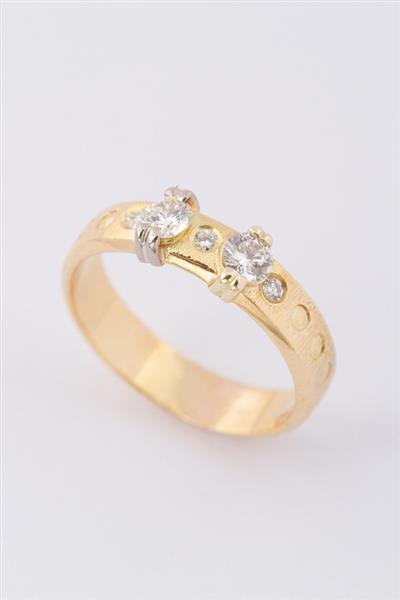 Grote foto gouden ring met 5 briljanten. totaal ca. 0.54 ct. kleding dames sieraden