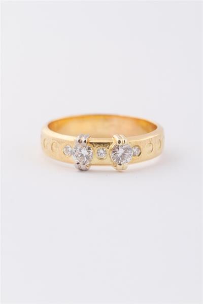 Grote foto gouden ring met 5 briljanten. totaal ca. 0.54 ct. kleding dames sieraden