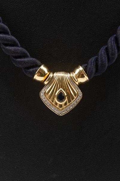 Grote foto gouden sluiting met saffier en diamanten aan koord kleding dames sieraden
