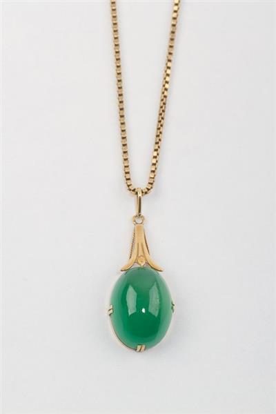 Grote foto gouden hanger met groen agaat aan gouden collier kleding dames sieraden