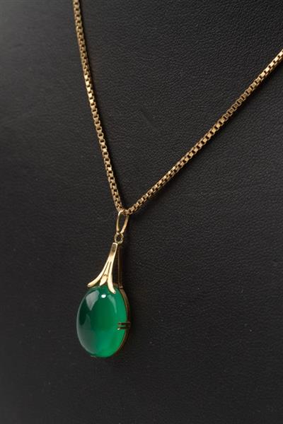 Grote foto gouden hanger met groen agaat aan gouden collier kleding dames sieraden