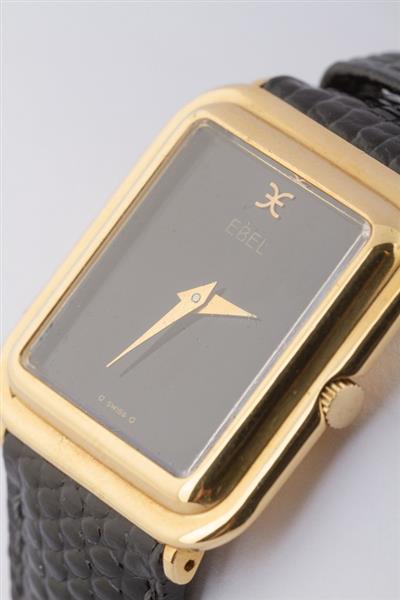 Grote foto gouden ebel horloge aan lederen band kleding dames horloges