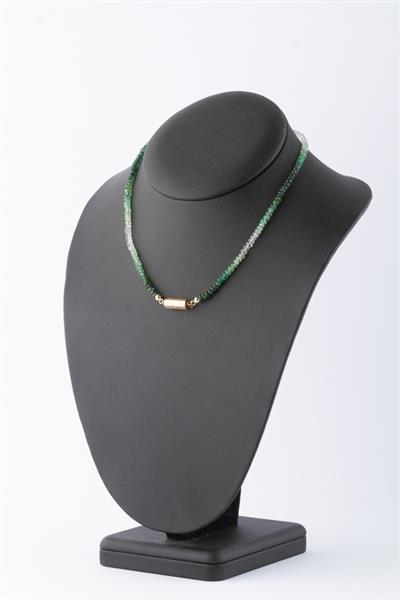 Grote foto smaragd collier aan antieke gouden sluiting kleding dames sieraden