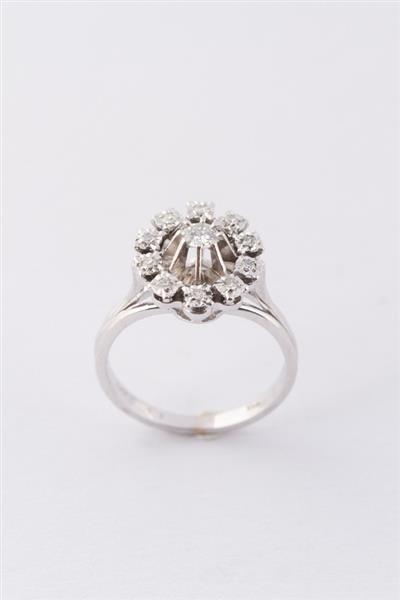 Grote foto wit gouden entourage ring met een briljant en diamanten kleding dames sieraden