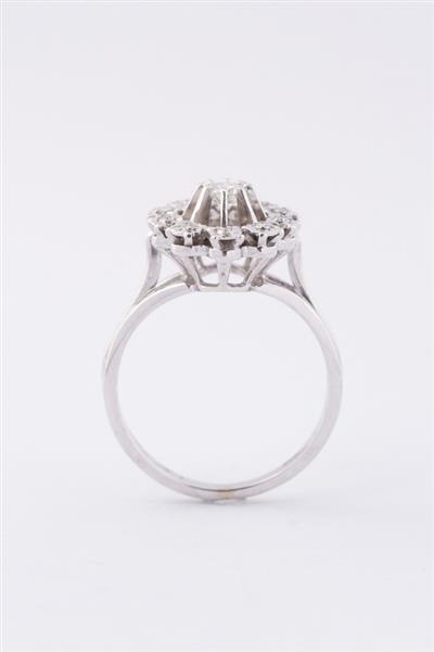 Grote foto wit gouden entourage ring met een briljant en diamanten kleding dames sieraden