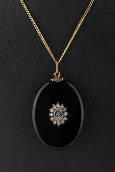 Grote foto antiek gouden medaillon met onyx turkoois en parels aan gouden collier kleding dames sieraden