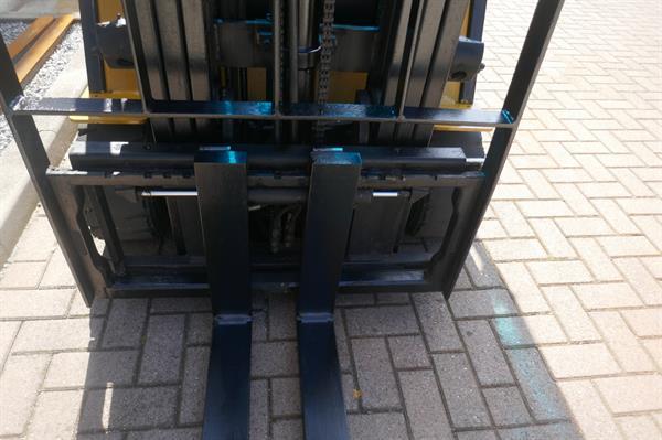 Grote foto vs 21263 elektrische triplex heftruck caterpillar 2ton sideshift agrarisch heftrucks