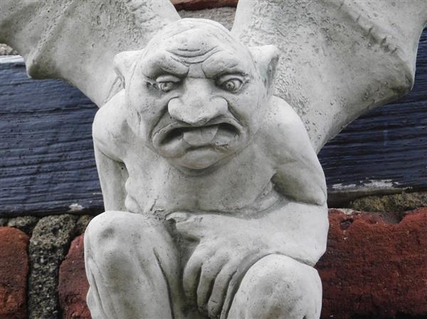 Grote foto gargoyle demonen verdrijver vol steen wanddeco tuin en terras tuindecoratie