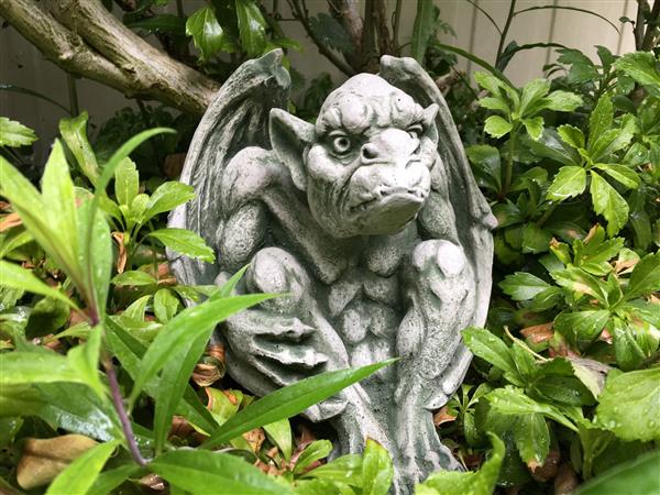 Grote foto gargoyle figuur middeleeuwse draak demonen beschermer kerk figuren. tuin en terras tuindecoratie