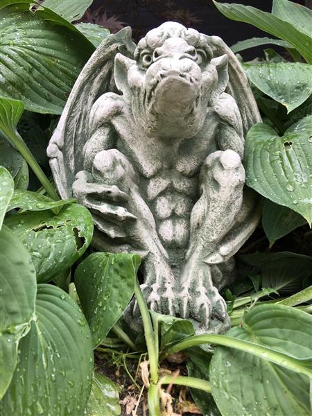 Grote foto gargoyle figuur middeleeuwse draak demonen beschermer kerk figuren. tuin en terras tuindecoratie