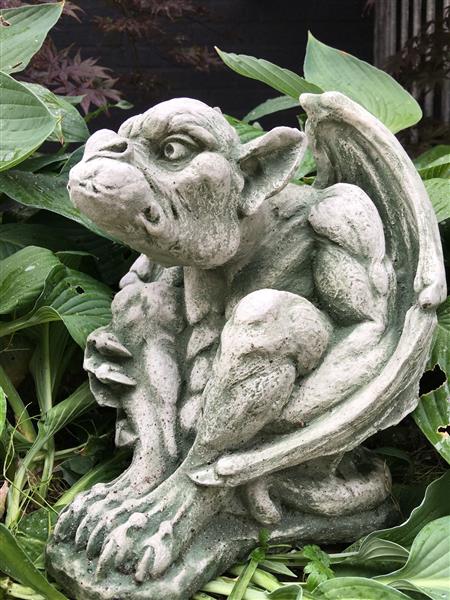 Grote foto gargoyle figuur middeleeuwse draak demonen beschermer kerk figuren. tuin en terras tuindecoratie