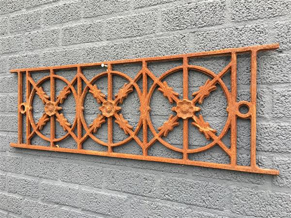 Grote foto cast iron window grill raamrooster massief smeedijzer rust bruin. tuin en terras hekken en schuttingen