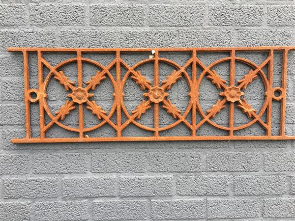 Grote foto cast iron window grill raamrooster massief smeedijzer rust bruin. tuin en terras hekken en schuttingen