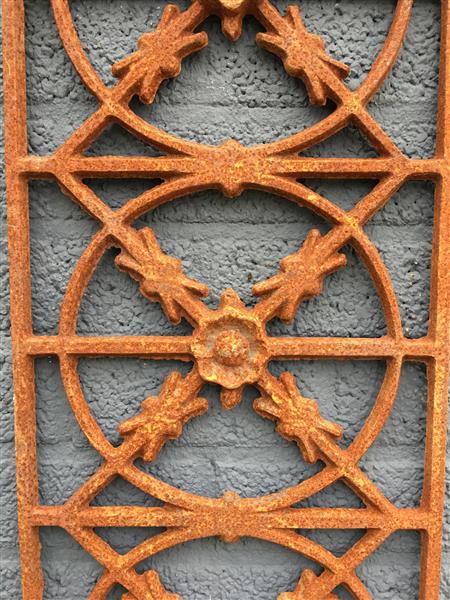 Grote foto cast iron window grill raamrooster massief smeedijzer rust bruin. tuin en terras hekken en schuttingen