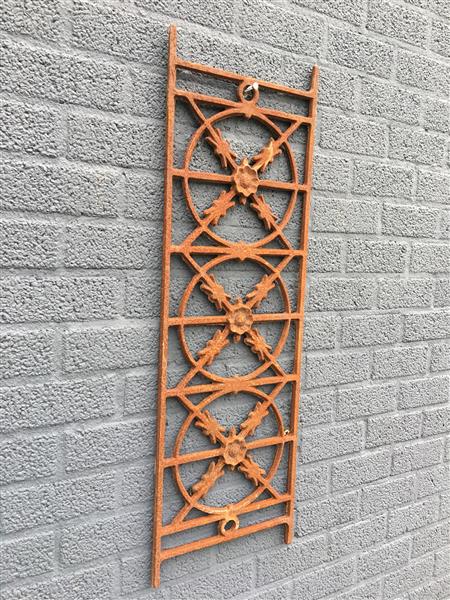 Grote foto cast iron window grill raamrooster massief smeedijzer rust bruin. tuin en terras hekken en schuttingen