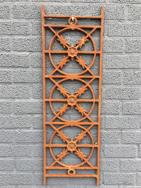 Grote foto cast iron window grill raamrooster massief smeedijzer rust bruin. tuin en terras hekken en schuttingen