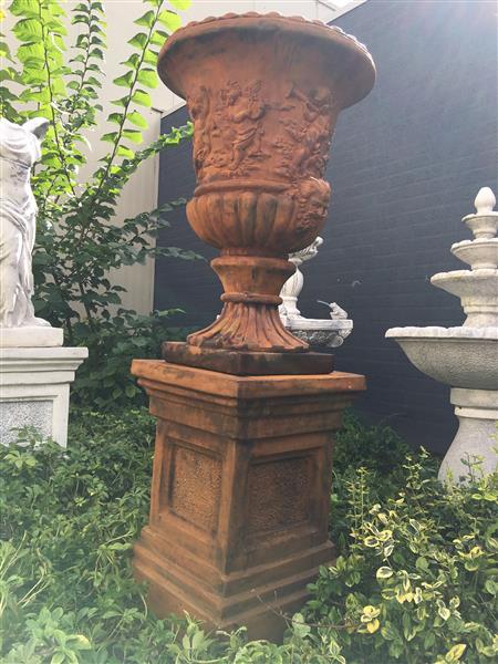 Grote foto zeer opvallende en zware bloempot vaas op forse sokkel uit vol steen oxide met engelen. tuin en terras overige tuin en terras