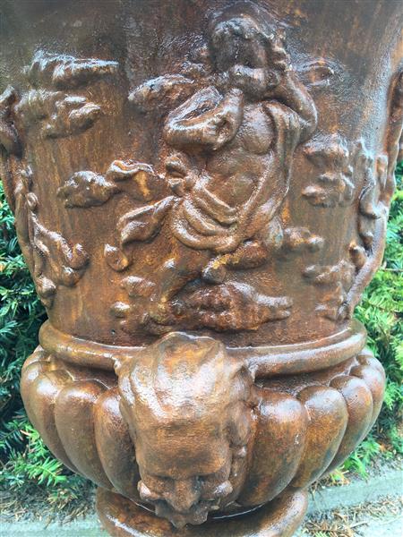 Grote foto zeer opvallende en zware bloempot vaas op forse sokkel uit vol steen oxide met engelen. tuin en terras overige tuin en terras