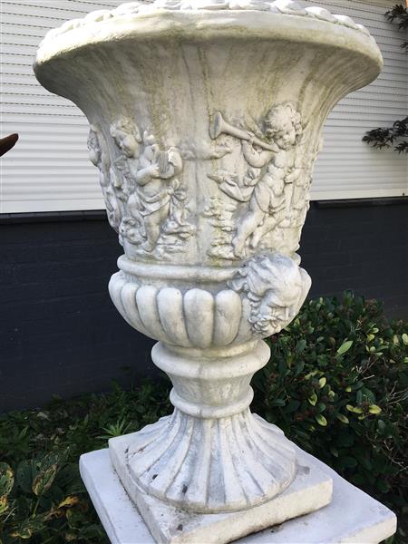 Grote foto zeer opvallende en zware bloempot vaas op forse sokkel uit vol steen met engelen. tuin en terras overige tuin en terras
