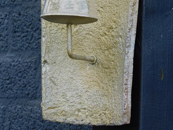 Grote foto wind licht van dakpan met kandelaar en glazen kolf in goudkleur huis en inrichting woningdecoratie