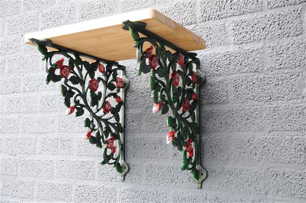 Grote foto mooie set schapdragers plankdragers rozen motief gietijzer in passende kleur. huis en inrichting woningdecoratie