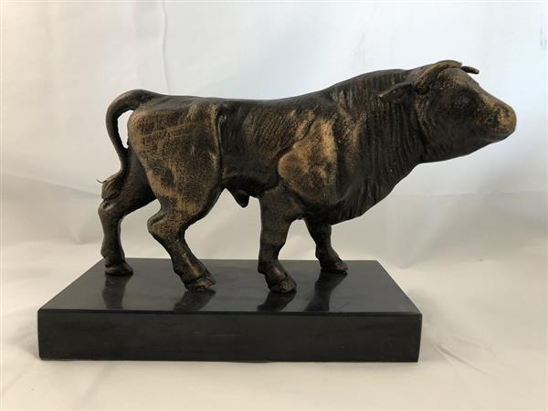 Grote foto sculptuur metalen bronskleurige grote stier prachtig tuin en terras tuindecoratie