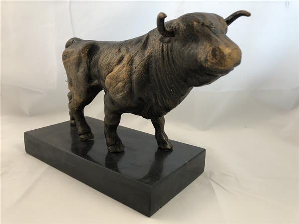 Grote foto sculptuur metalen bronskleurige grote stier prachtig tuin en terras tuindecoratie