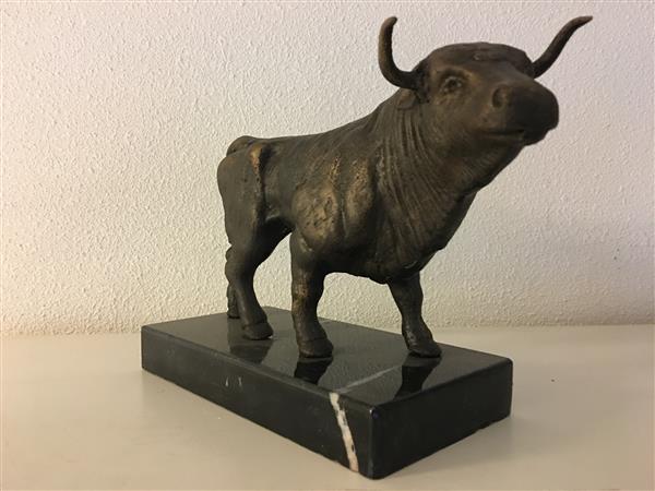 Grote foto sculptuur metalen bronskleurige grote stier prachtig tuin en terras tuindecoratie