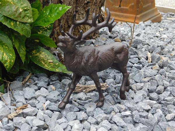 Grote foto bruin geverfd hert gemaakt van gietijzer sculptuur als een geschenk voor richels en planken tuin en terras tuindecoratie