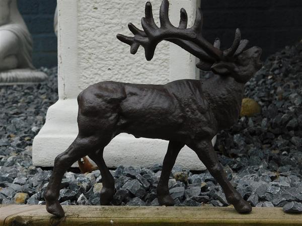 Grote foto bruin geverfd hert gemaakt van gietijzer sculptuur als een geschenk voor richels en planken tuin en terras tuindecoratie