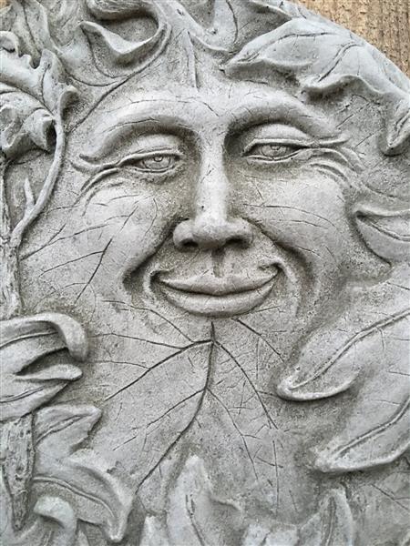Grote foto wandornament steen rond met afbeelding van de vrolijke eiken bladman bosgeest. tuin en terras tuindecoratie