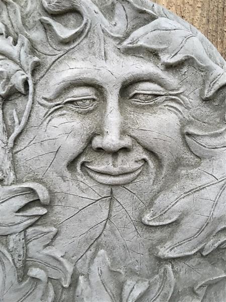 Grote foto wandornament steen rond met afbeelding van de vrolijke eiken bladman bosgeest. tuin en terras tuindecoratie