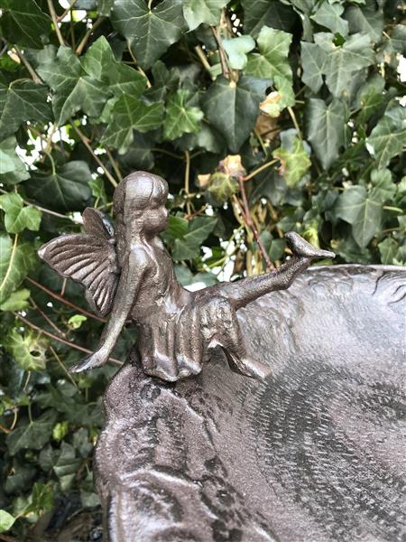Grote foto vogelbad met engel en vogeltje gietijzer bruin rust tuin en terras tuindecoratie