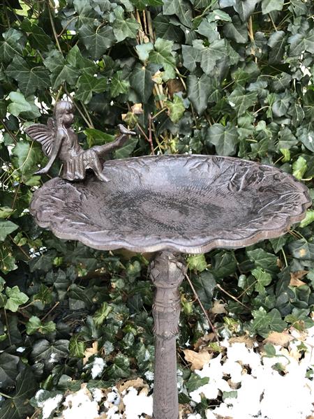 Grote foto vogelbad met engel en vogeltje gietijzer bruin rust tuin en terras tuindecoratie