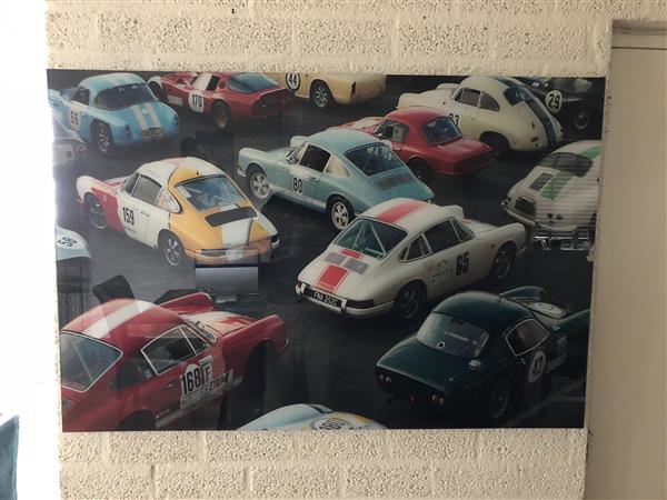 Grote foto wanddecoratie kunst op glas full color oldtimer porsche zeer fraai tuin en terras tuindecoratie