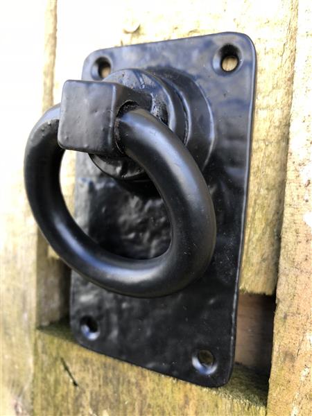 Grote foto rustieke ring als deursluiter poortsluiter zwart gecoat metaal doe het zelf en verbouw materialen en producten